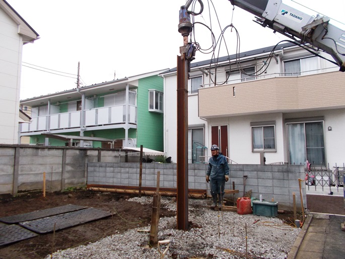 山留用H鋼材打ち込み中 